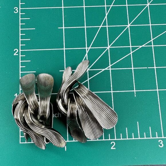 Vintage Kramer Clip-On Earrings Art Deco Textured Silver Plated - Picture 8 of 8